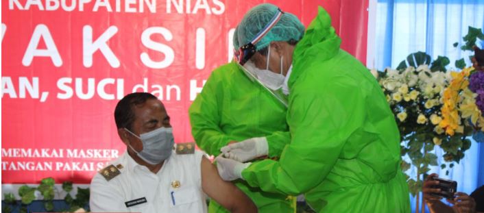 Pelajar SMA Dan SMK di Kabupaten Nias Menerima Vaksin Covid-19 Dosis Pertama