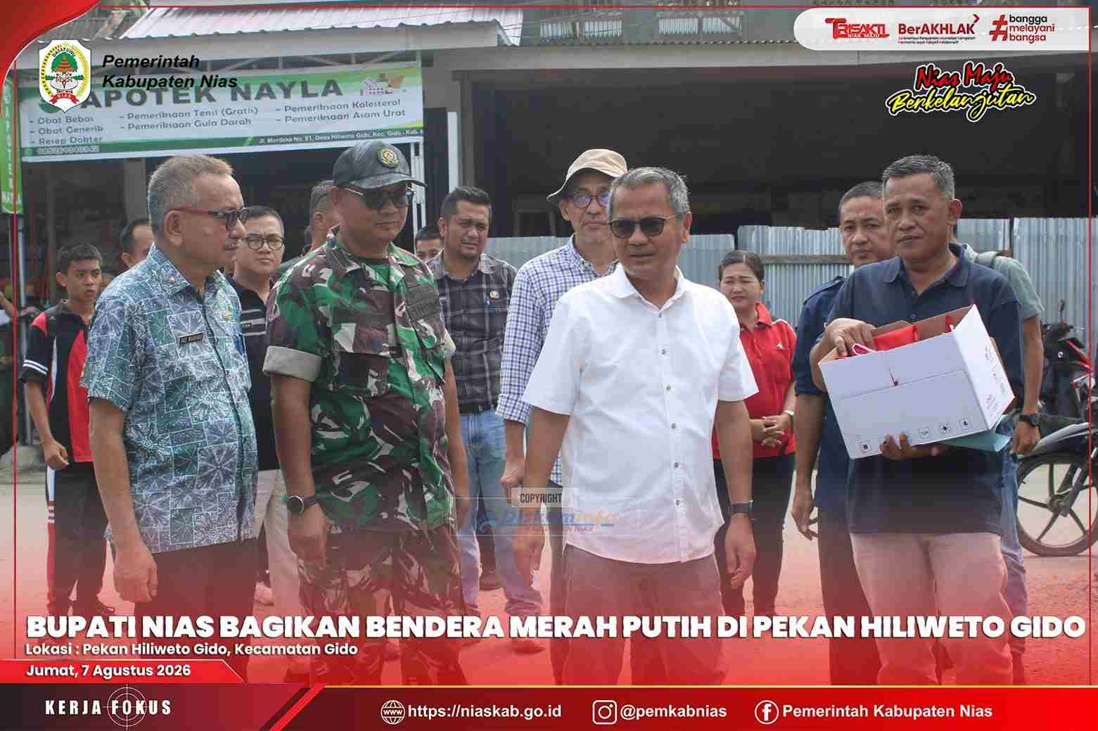 BUPATI NIAS AJAK MASYARAKAT SEMARAKKAN HUT RI KE-81 MELALUI PEMBAGIAN BENDERA MERAH PUTIH DI PEKAN HILIWETO GIDO