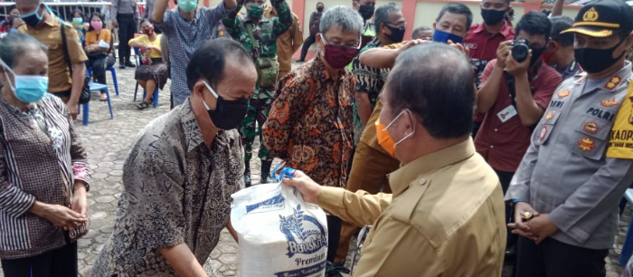 Tim Gugus Covid-19 Kabupaten Nias Bagikan 1.802 Paket Sembako Kepada Masyarakat