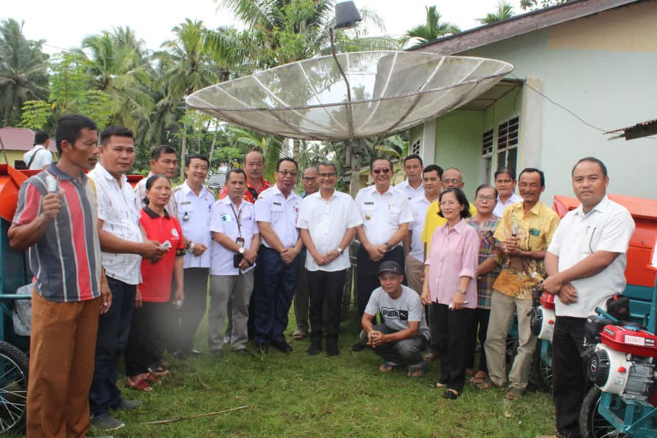 BUPATI NIAS SERAHKAN SECARA LANGSUNG ALAT MESIN PERTANIAN KEPADA KELOMPOK TANI PENERIMA MANFAAT DI KABUPATEN NIAS