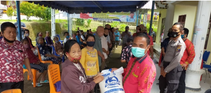Wabup Nias Serahkan Secara Simbolis Bantuan JPS Kabupaten Nias di Kecamatan Hiliduho